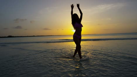 vista del atardecer de una chica china asiática en la playa