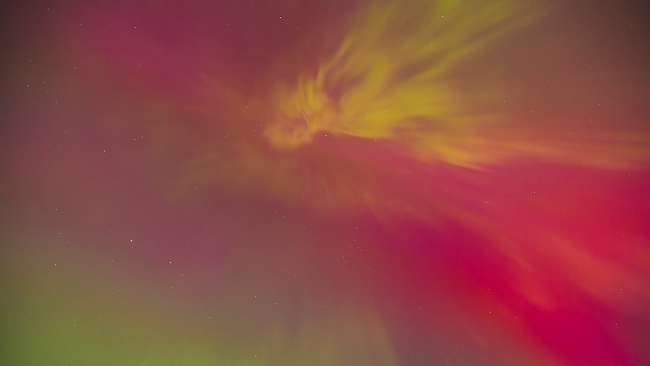 brillante y colorido aurora boreal o luces del norte - cielo sólo el lapso de tiempo