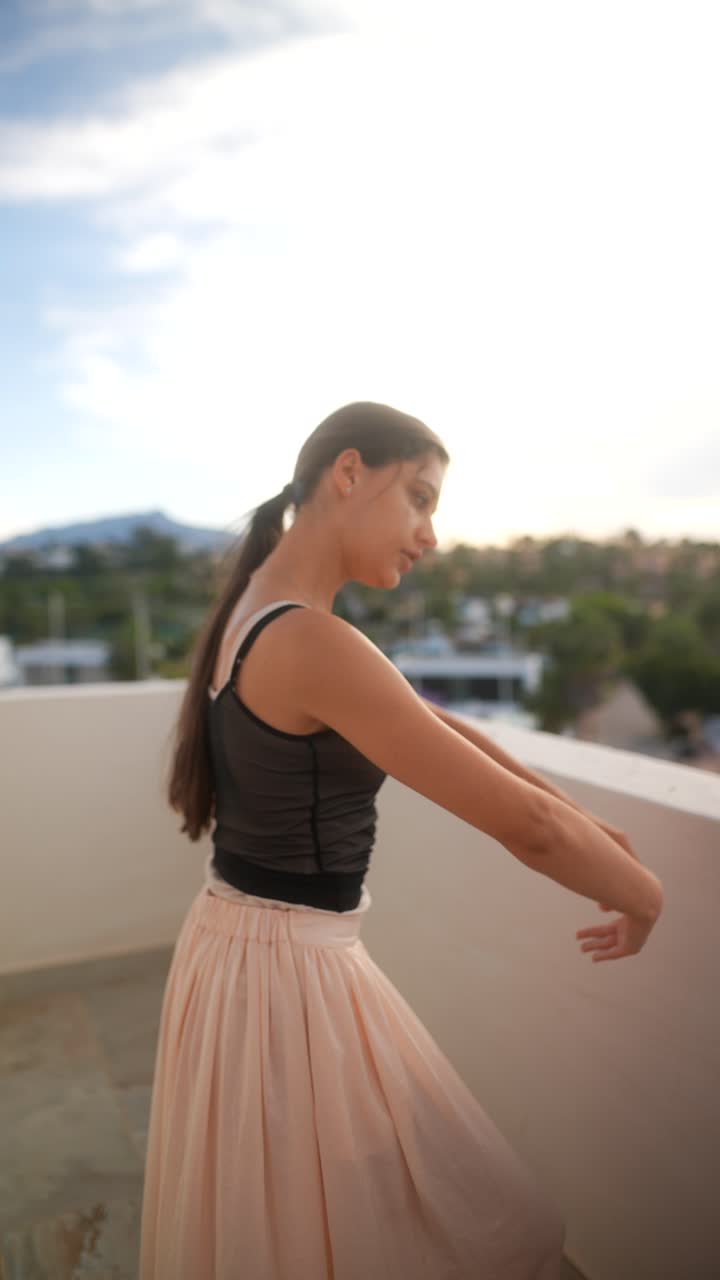 발코니 에 있는 발레 댄서