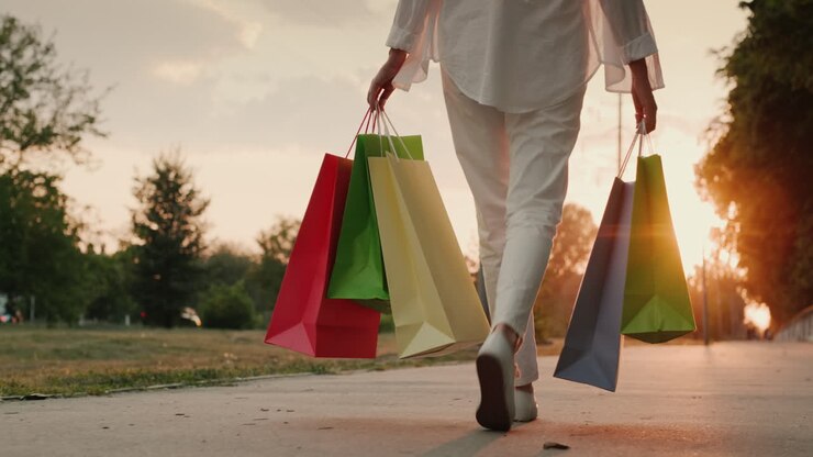 glückliche käuferin trägt pakete mit trendigen einkäufen 2