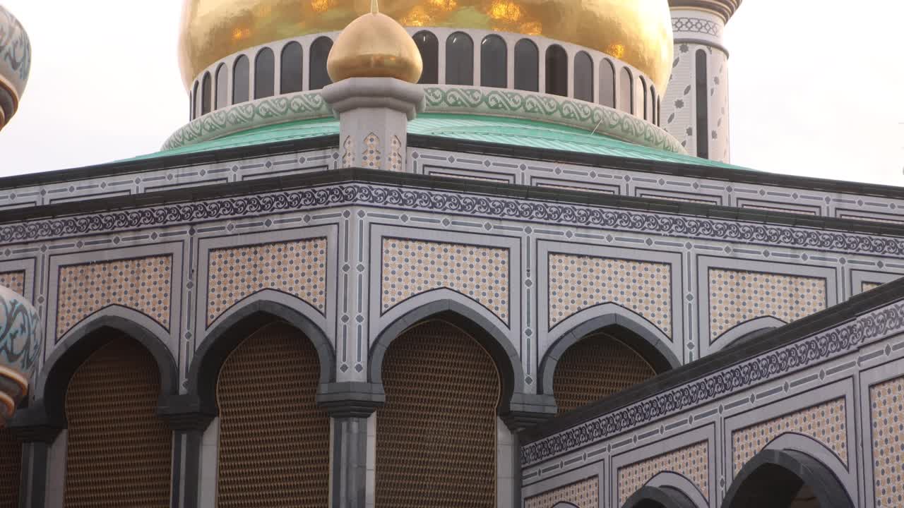 brillante cúpula dorada icónica de la mezquita de jame' asr hassanil bolkiah en bandar seri bagawan en brunei darussalam