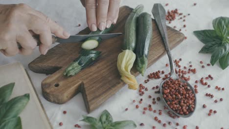 Schneiden-Sie-Eine-Zucchini-Auf-Einem-Holzbrett