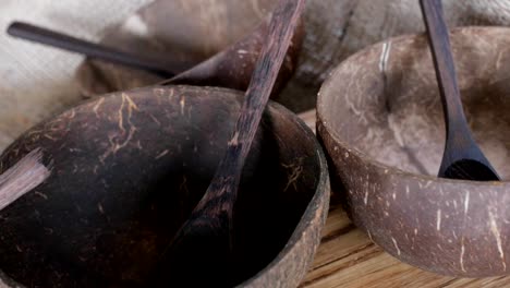cuencos de coco, utensilios naturales