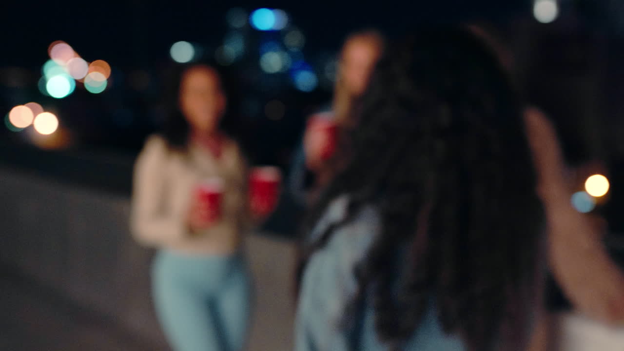 amigos, saludos y fiesta por la noche en la ciudad