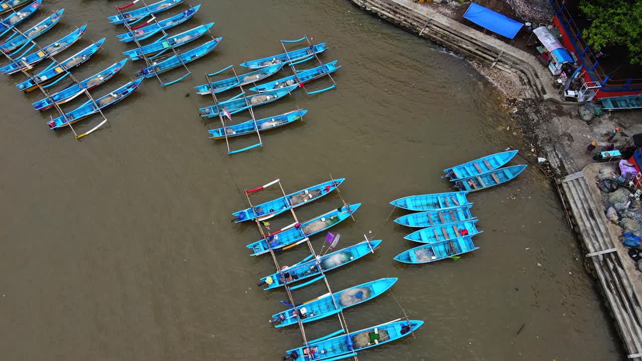 vista aérea en órbita de botes de canoa anclados en el puerto cerca del muelle, indonesia