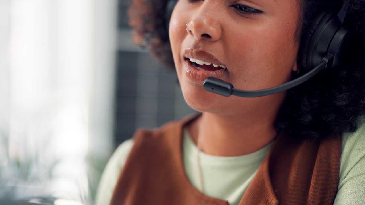 Wanita Muda Berbicara Melalui Headset untuk Layanan Pelanggan