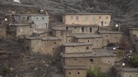 Toma-De-Un-Día-Del-Típico-Pueblo-Bereber-Tradicional-En-El-Atlas-De-Montaña-En-Marruecos-áfrica,-Vida-De-Aventura-De-Día-De-Nube-Fría,-Casa-Bereber