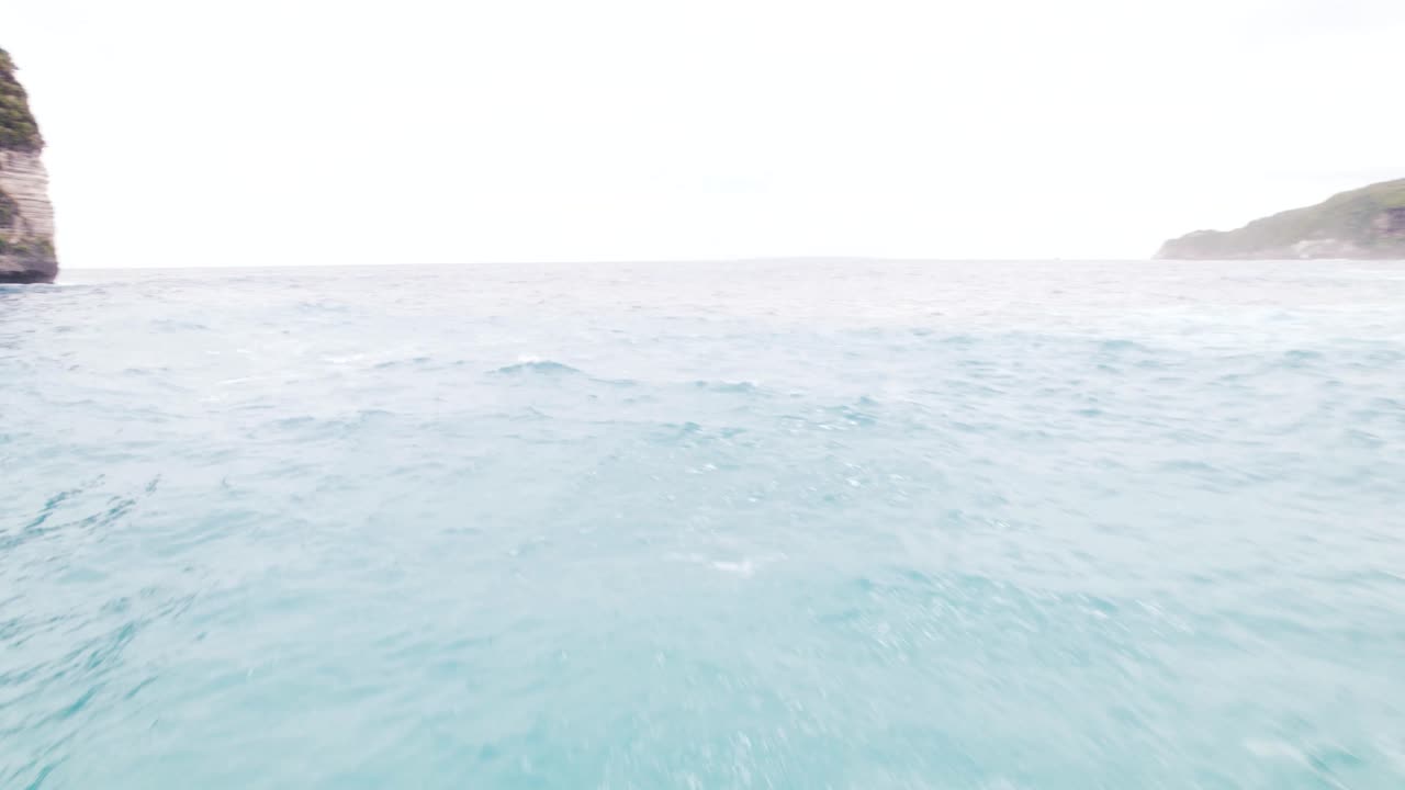 켈링킹 누사 페니다 발리 인도네시아의 백사장에서 부서지는 파도는 바다 절벽과 바다를 보여줍니다