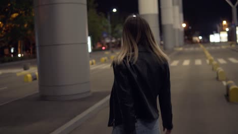 Funny-Blonde-Girl-Walk-Down-The-Night-By-Urban-Street-,-Free-Dancing