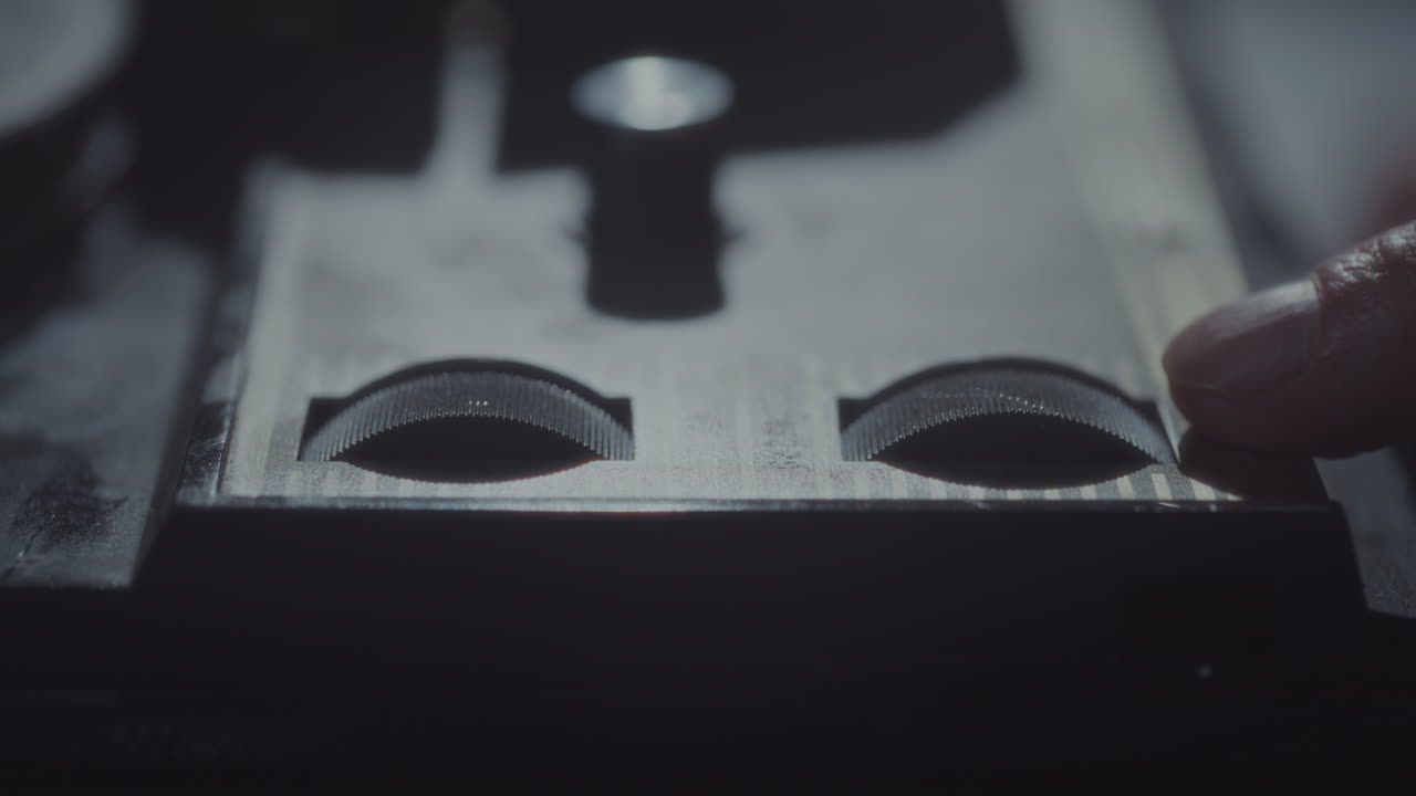 el espía escucha grabaciones discretas.