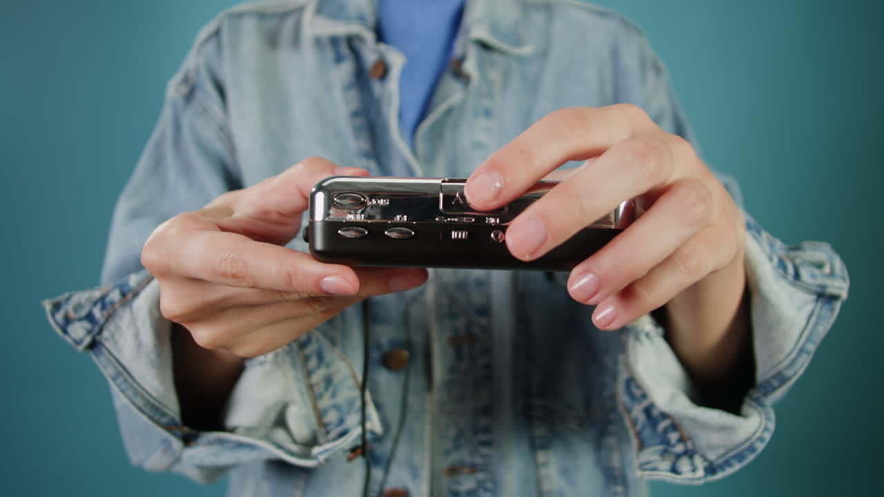 빈티지 카세트 플레이어를 들고 있는 사람