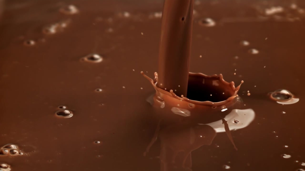 Close-up de Chocolate Marrom Intenso Derramando com Respingos