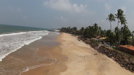 Imágenes-Aéreas-Fpv-De-Una-Amplia-Playa-De-Arena-Con-Una-Gran-Ola-Que-Llega-A-La-Bahía-De-La-Hermosa-Isla,-Sri-Lanka