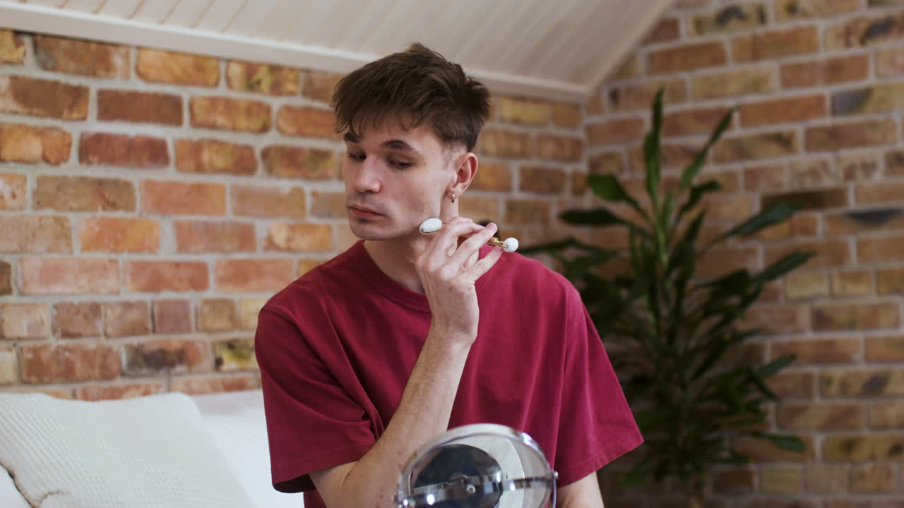 침실에 있는 남자