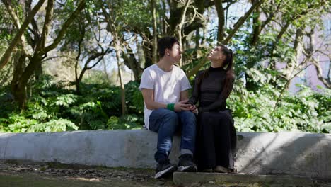 una pareja sentada en el parque.
