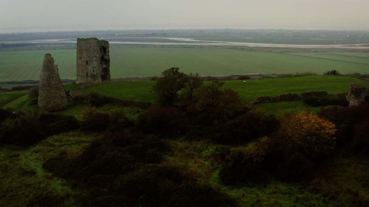 Flygfoto Hadleigh Castle. Drönare flyger tillbaka över fält och avslöjar slottet. DJI Mavic 2 Pro 4K.