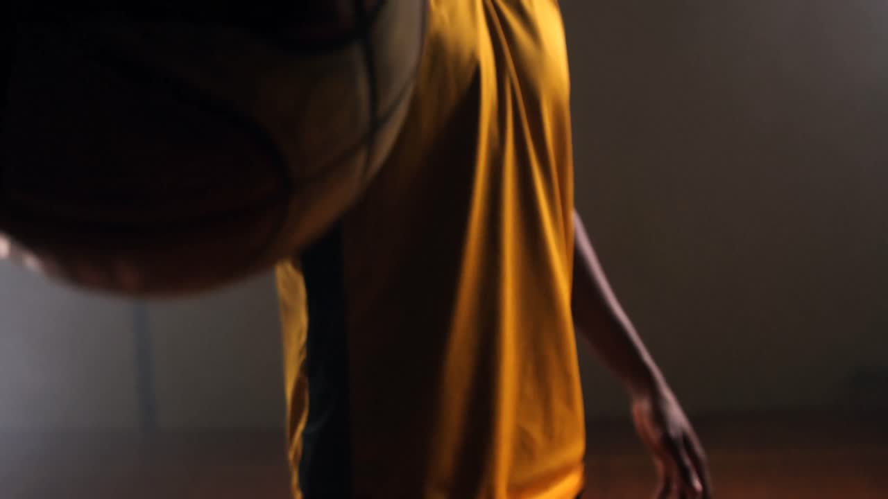 deportista jugando al baloncesto