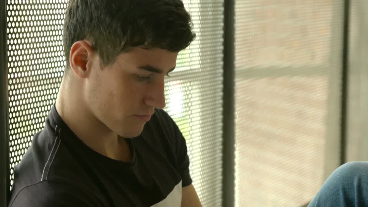 창문  ⁇ 에 태블릿을 사용하는 행복한 학생