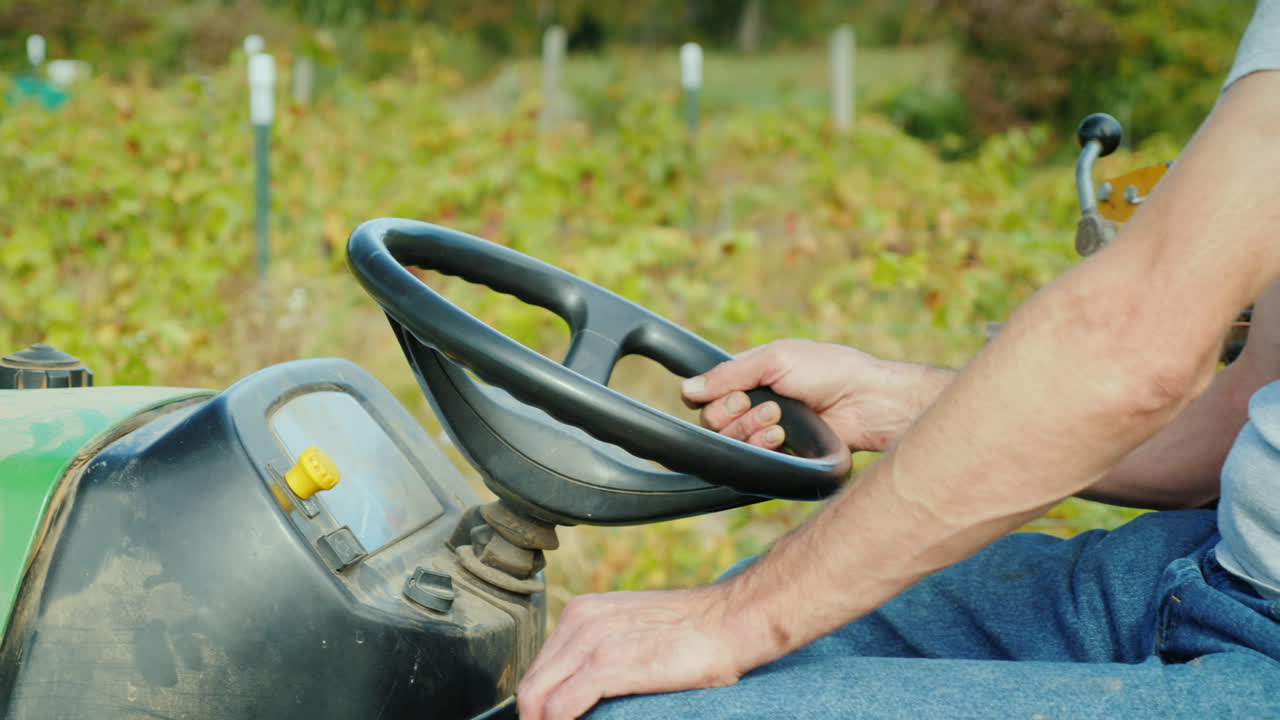 hombre conduciendo tractor en viña