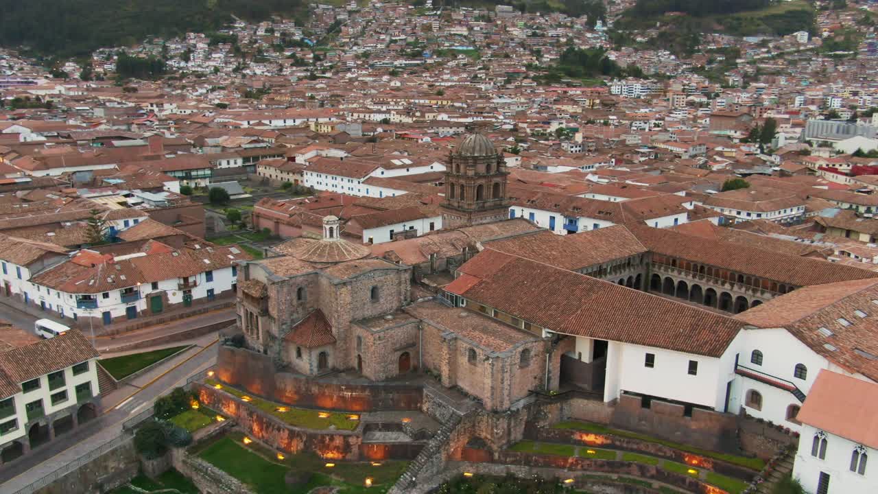 vista aérea de coricancha en la ciudad de cusco en perú