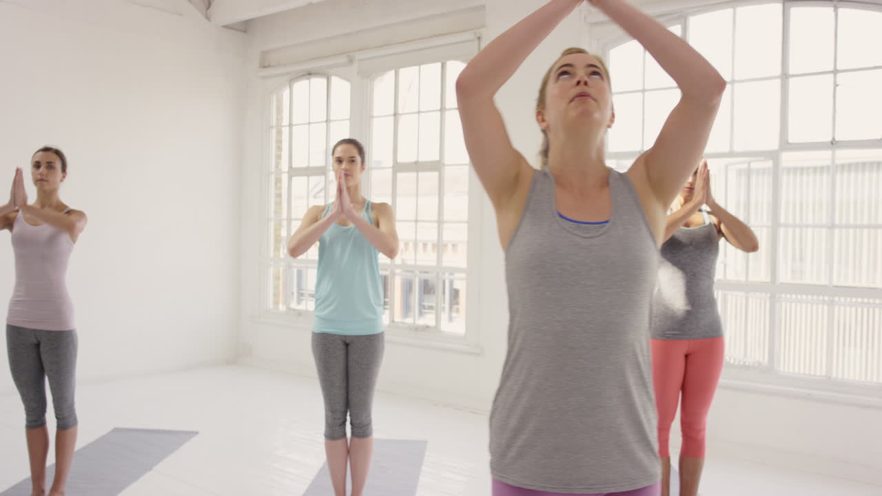 clase de yoga grupo multirracial de mujeres que hacen ejercicio físico estilo de vida saludable
