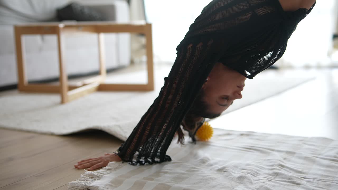 mujer haciendo yoga en casa