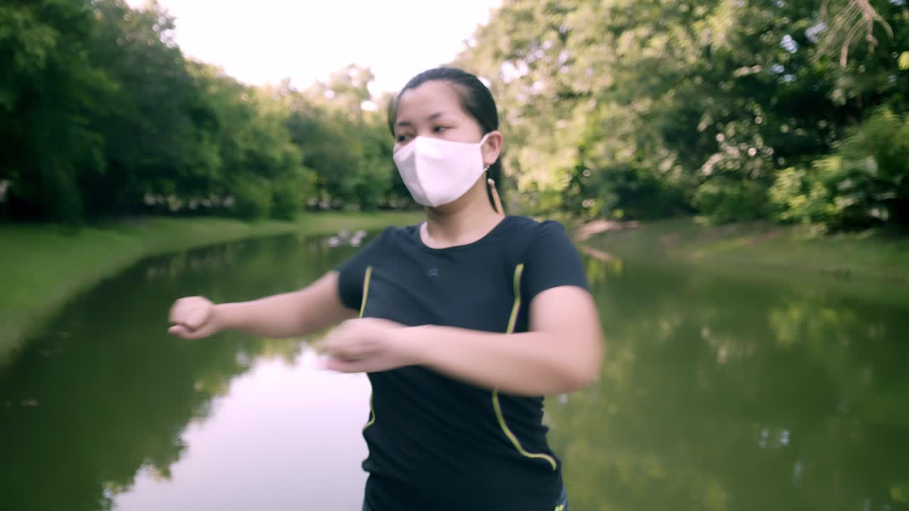 covid-19 상황에서 새로운 정상으로 공원 야외에서 아시아 여자 운동