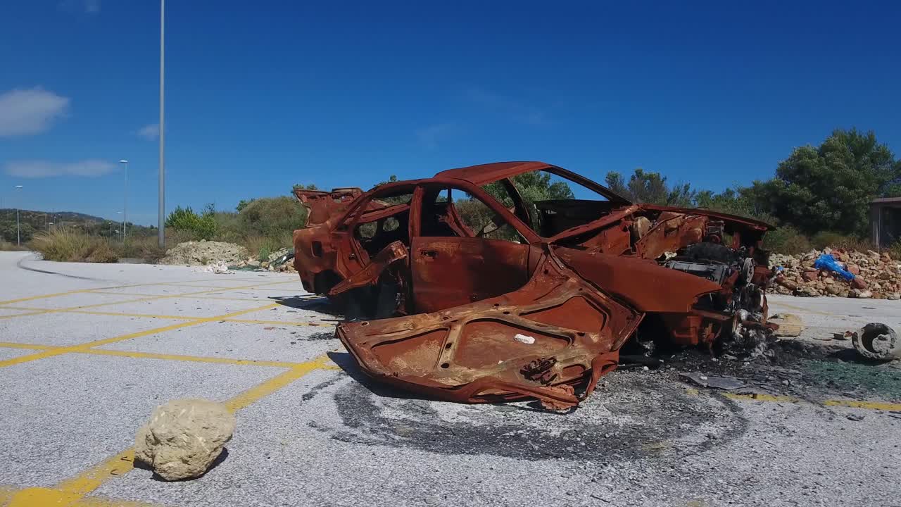 imágenes de drones de automóviles quemados, incendios provocados, destruidos, totales, seguros de automóviles, restos oxidados