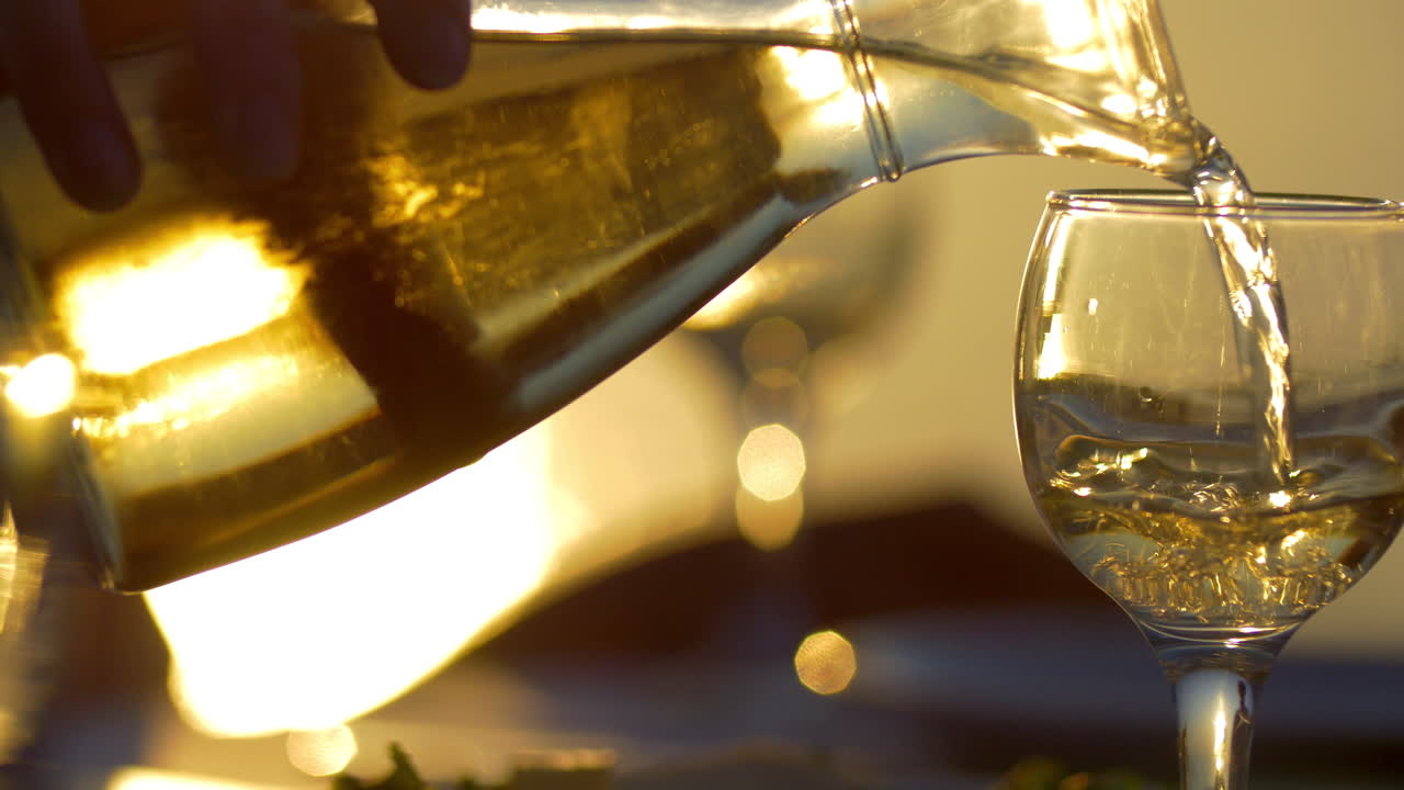 Versare e bere acqua al tramonto