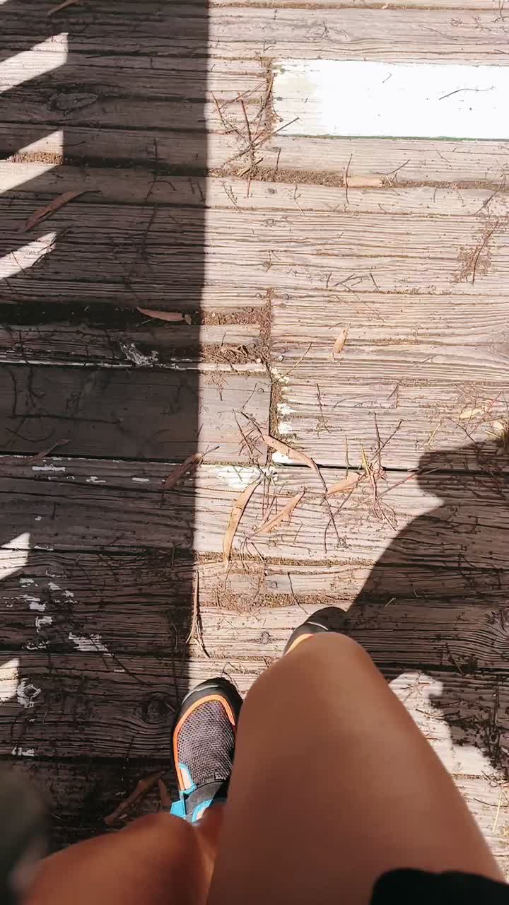 나무 갑판에 있는 사람