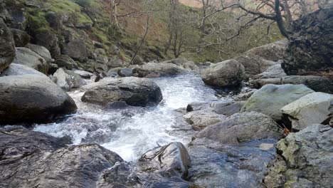 Rocky-Wasserfall-River-Creek-Fließt-über-Felsbrocken-Im-Saisonalen-Herbstwald-Langsam-Links-Dolly