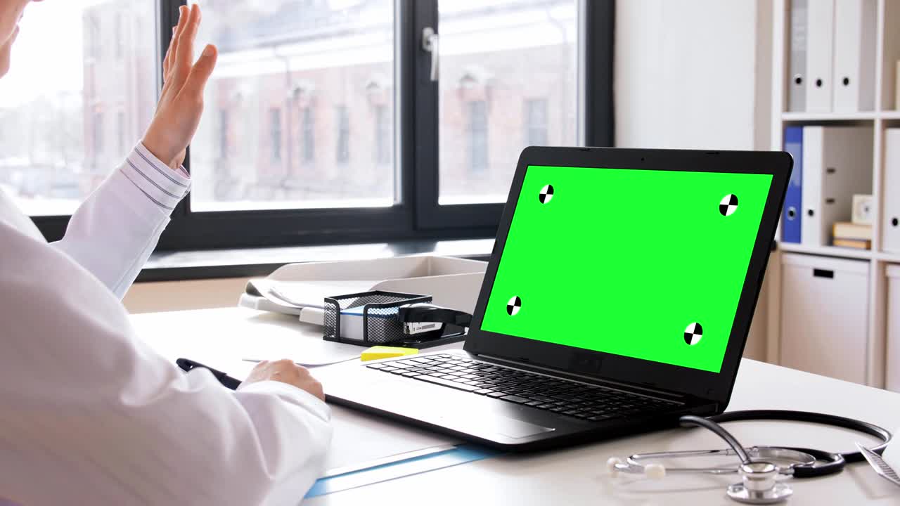 médico con computadora portátil haciendo una llamada de video en el hospital