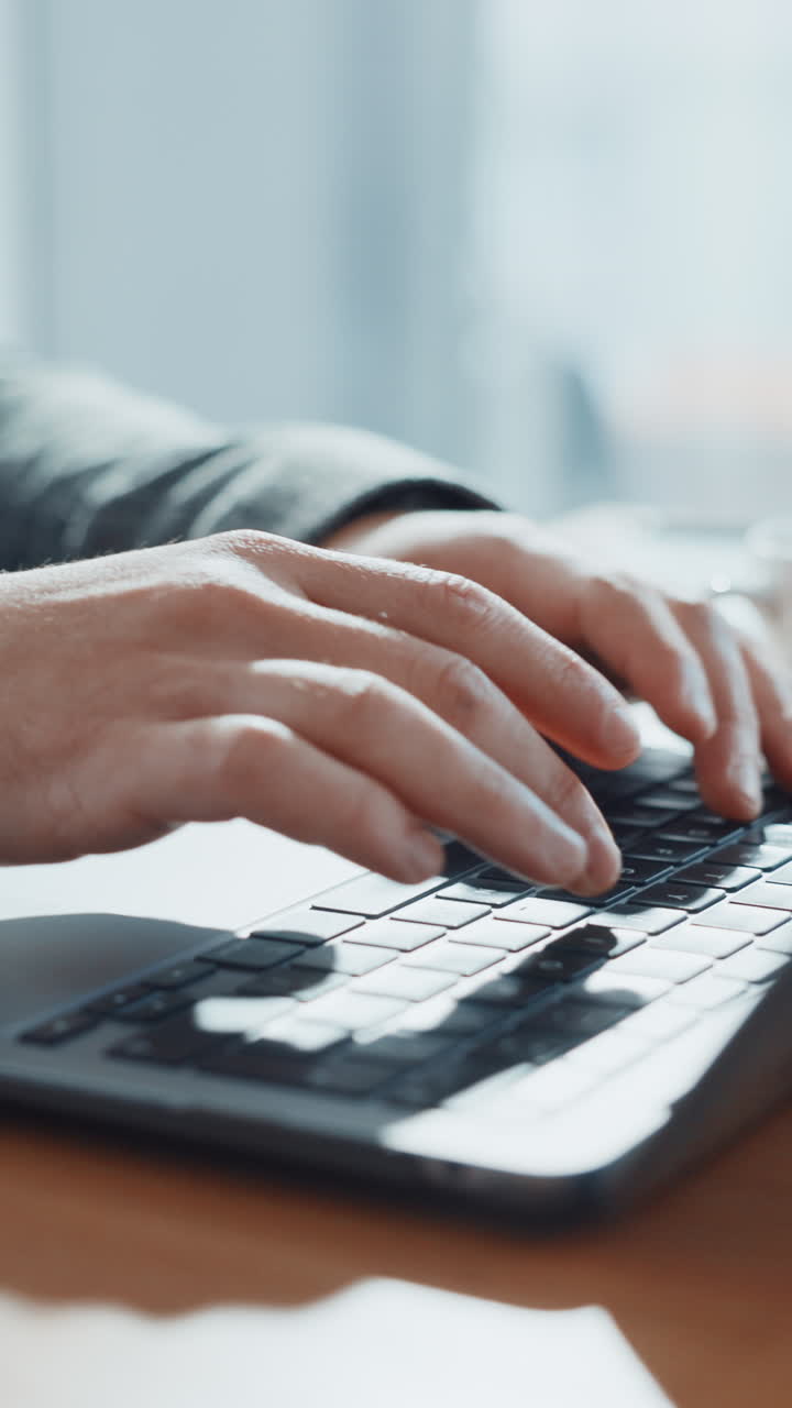 Primo piano di mani che digitano sulla tastiera di un portatile
