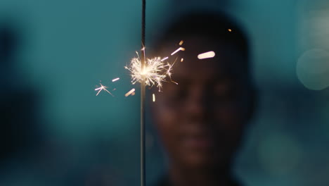 cerrar bengala hermosa mujer afroamericana celebrando la fiesta de fin de año en la azotea al atardecer
