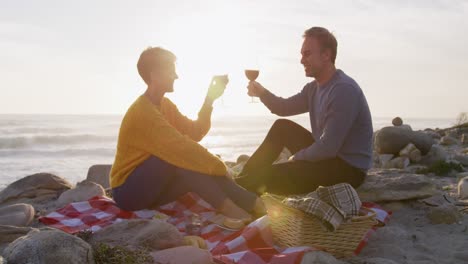 Pareja-Bebiendo-Vino-Junto-Al-Mar