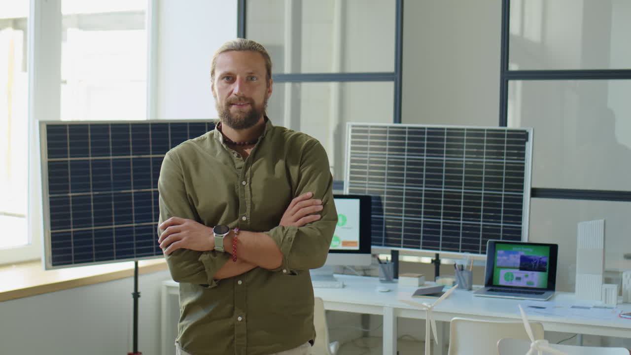 Portræt af vedvarende energiingeniør på kontoret