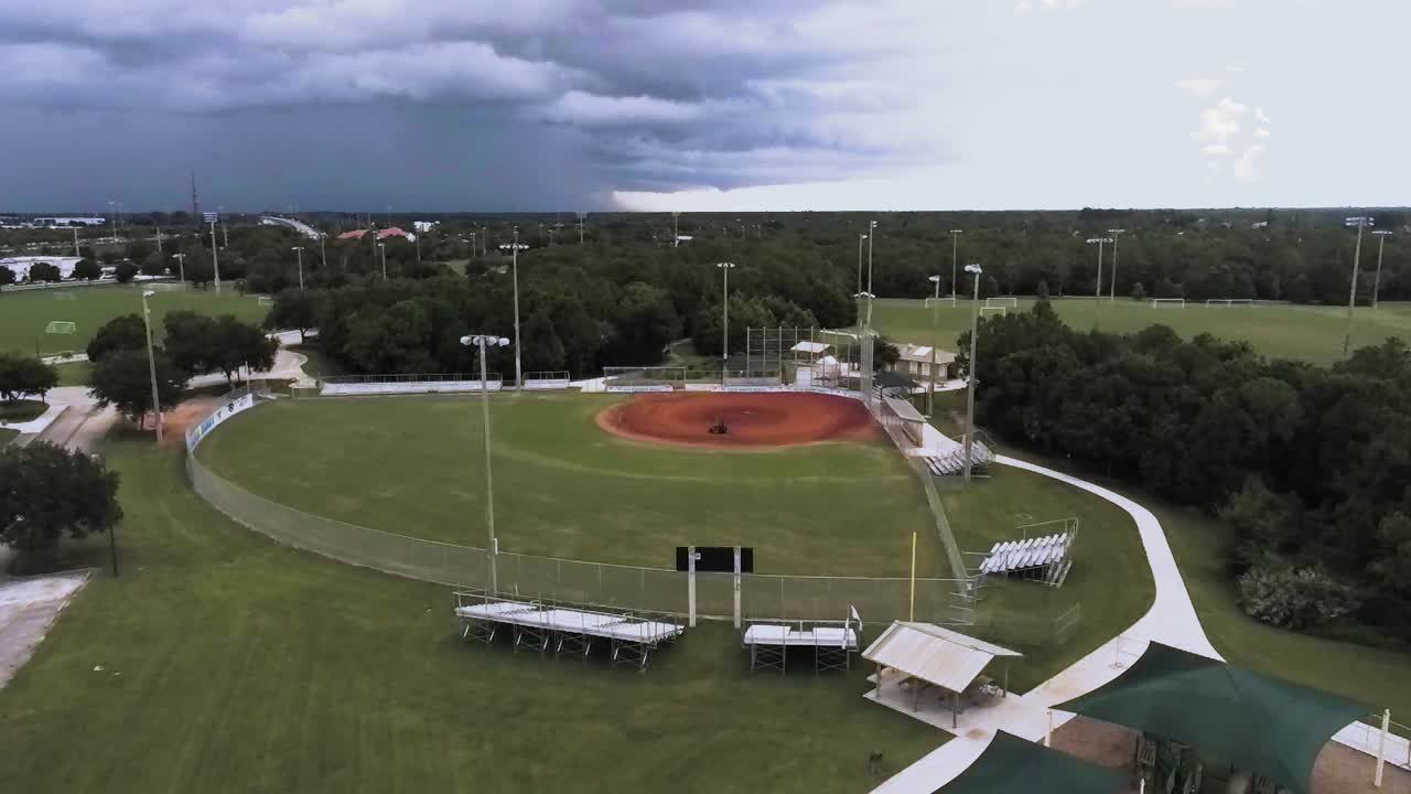 다가오는 폭풍에 대비하여 야구장을 준비하는 남자