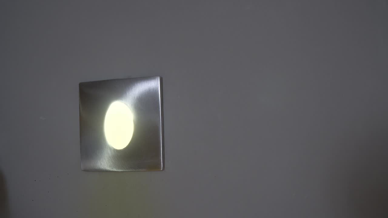 se enciende una lámpara moderna de pared con led