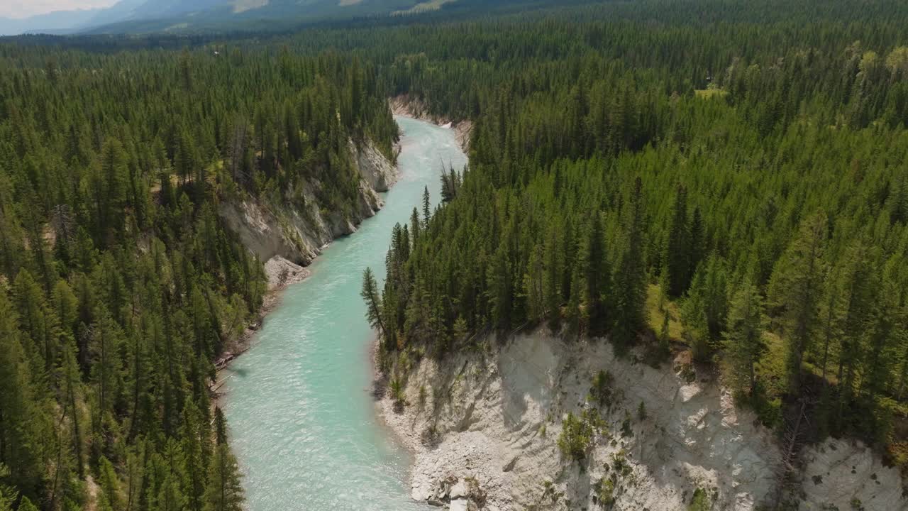 tomada de avión no tripulado del río kootenay en columbia británica, canadá, panorámica para revelar las montañas y el paisaje