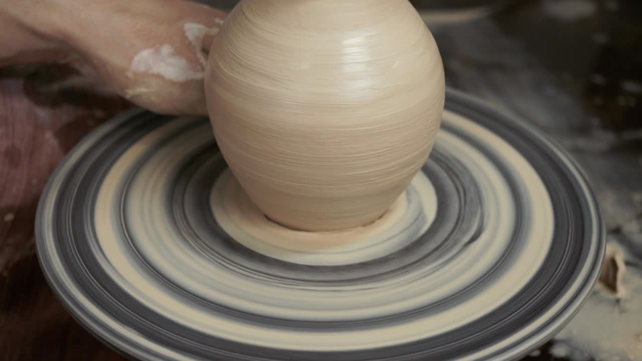 도자기는 진으로 잔을 만든다. 도자기는 도자기 바에 잔을 만들었다.