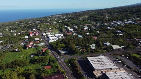 4k-Filmische-Drohnenaufnahme-Von-Autos,-Die-In-Captain-Cook-In-Der-Nähe-Von-Kona-Auf-Hawaiis-Großer-Insel-Eine-Straße-Hinunterfahren