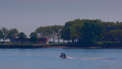 Weite-Aufnahme-Von-Hart-Island-An-Einem-Sonnigen-Tag