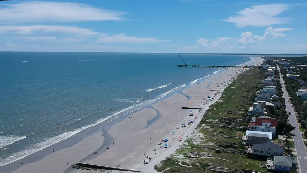 Folly Beach Eigentumswohnungen, Sand, Ozean, Himmel, Pier aus der Luft