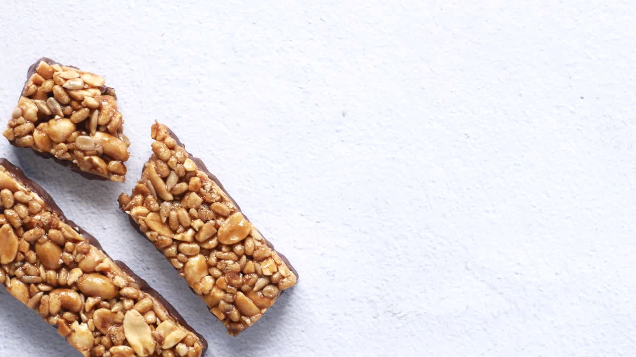 barras de proteínas de almendra , pasas y avena en la mesa