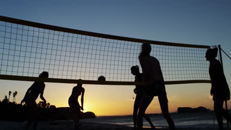 Weibliche-Volleyballspieler,-Die-Volleyball-4k-Spielen