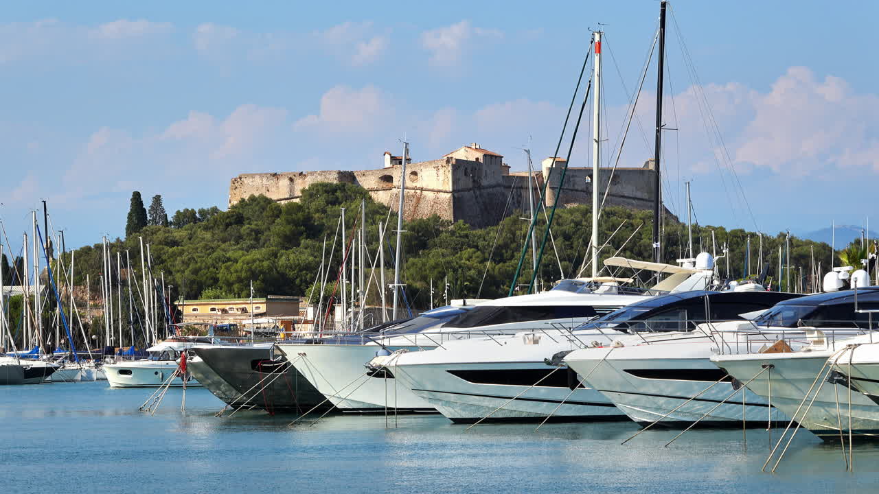 Barche ormeggiate nel porto di Antibes Port Vauban con Fort Carré sullo sfondo in Francia