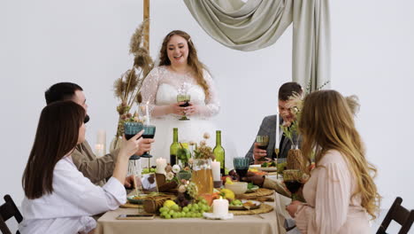 bride giving a speech on the banquet