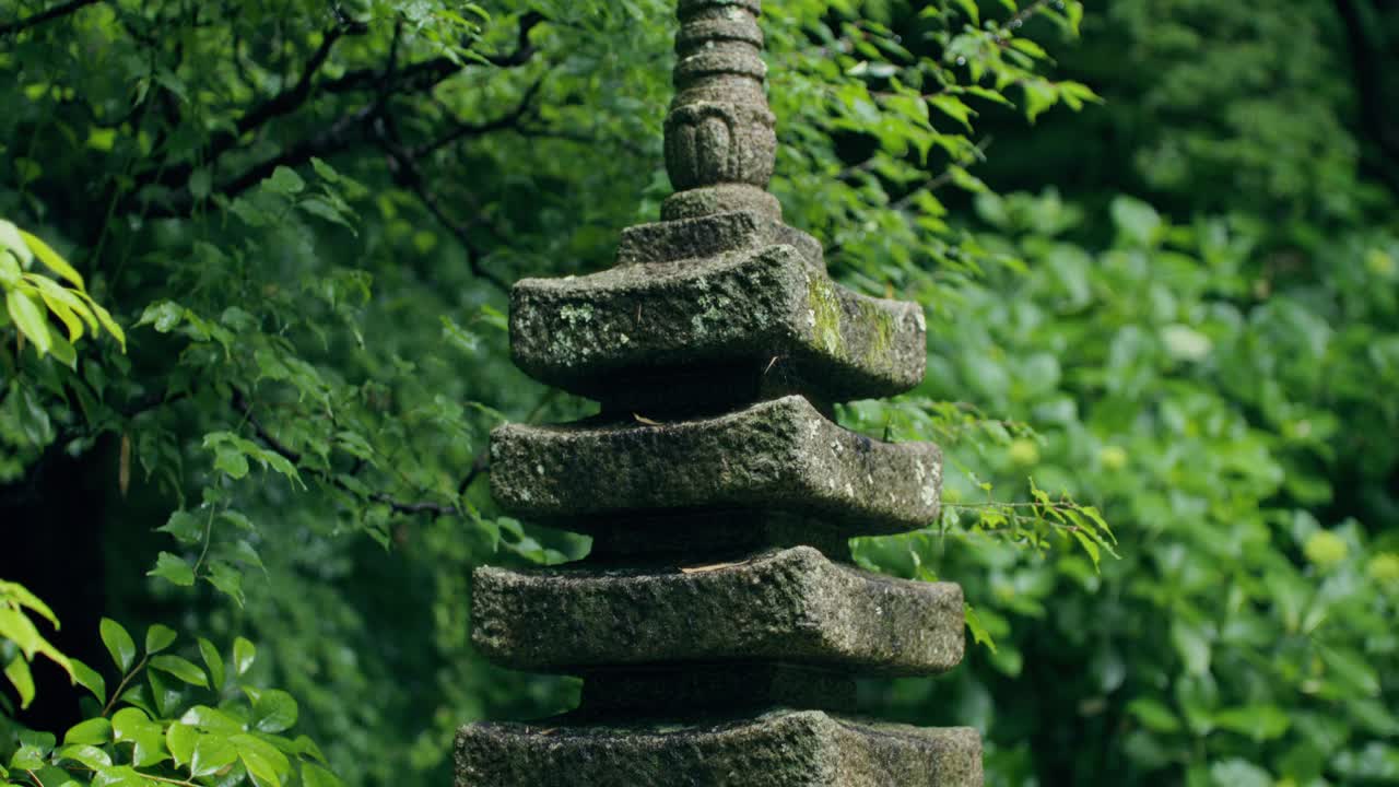 일본 정원의 석탑