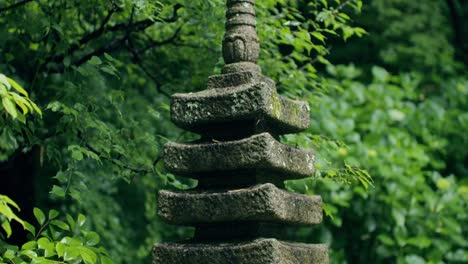 pagoda de piedra en un jardín japonés