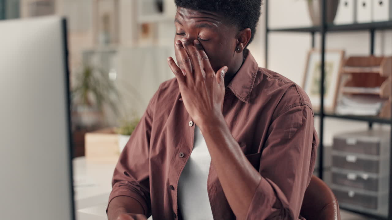 Uomo stressato in ufficio
